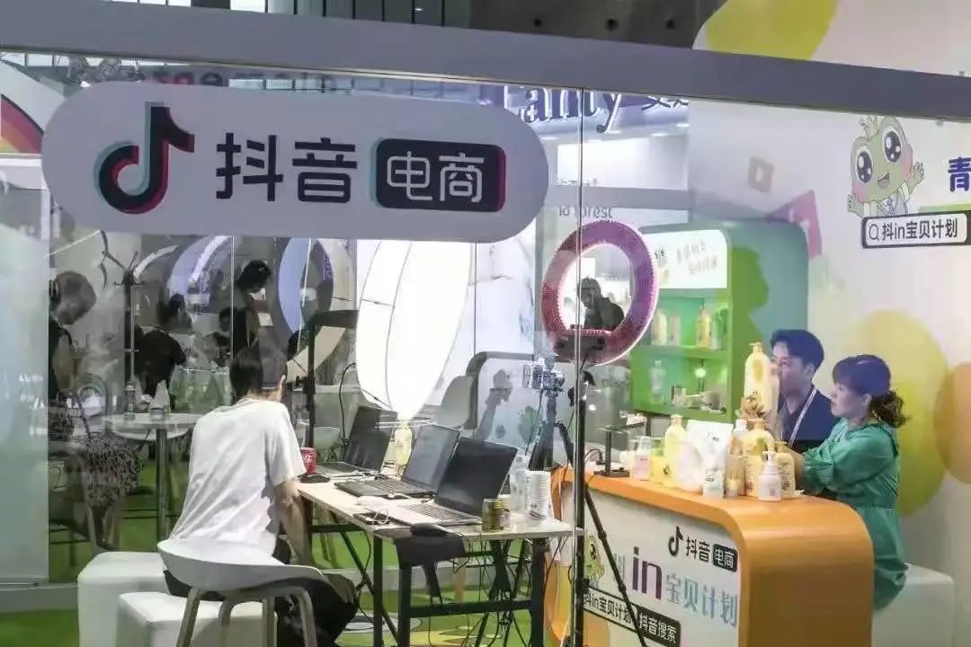 天下知識人的商業天花板,被新東方踢飛了