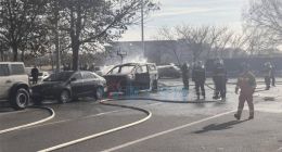 北京順義街頭一輛騰勢D9突發(fā)大火，損毀嚴(yán)重